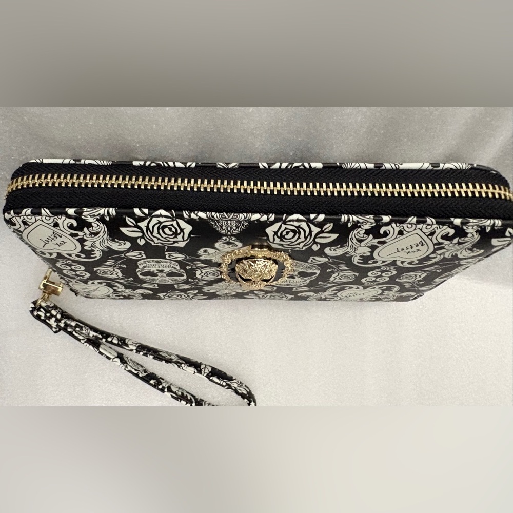 Betsey Johnson NWT Skull Rose Zip-Around Wristlet Wallet Black White - Picture 8 of 13